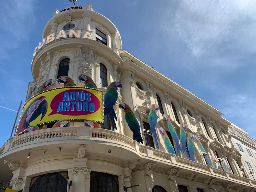 Montaje en fachada del Teatro Calderón para compañía La Cubana